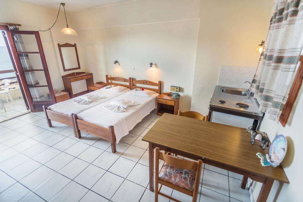פויניקיון Yiannis Ηotel מראה חיצוני תמונה
