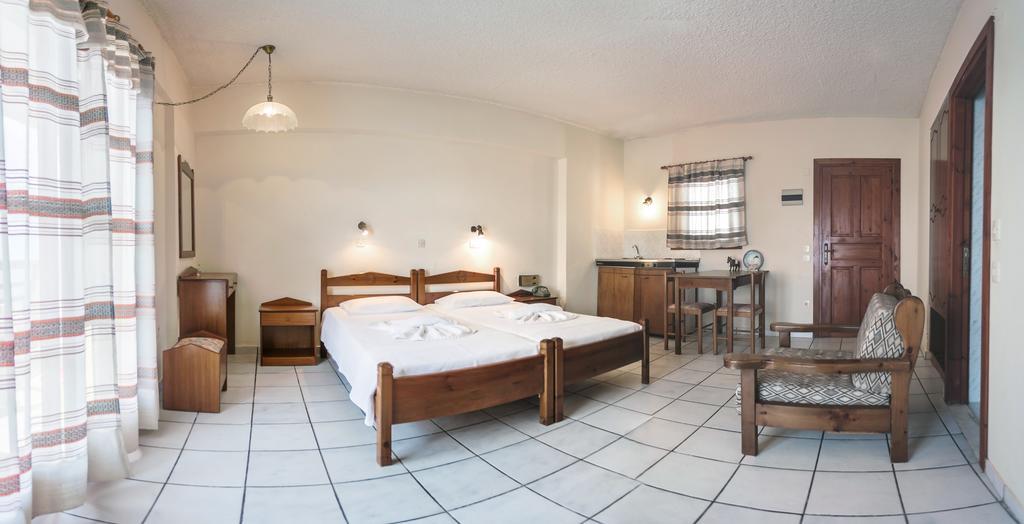 פויניקיון Yiannis Ηotel מראה חיצוני תמונה