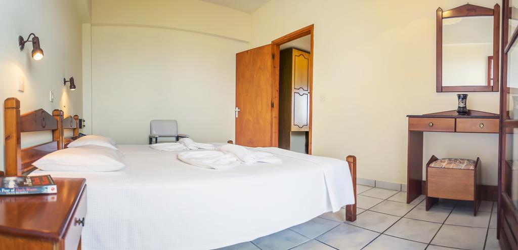 פויניקיון Yiannis Ηotel מראה חיצוני תמונה